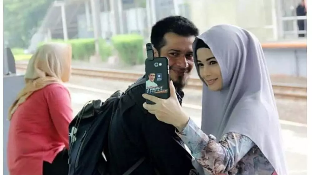 Artis yang jatuh hati pada politisi © 2020 brilio.net