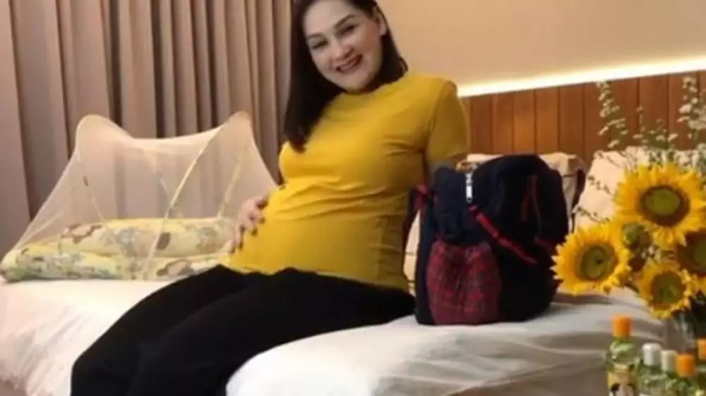 Mona Ratuliu pamer perut © 2020 Instagram/@monaratuliu Mona Ratuliu pamer perut © 2020 Instagram/@monaratuliu