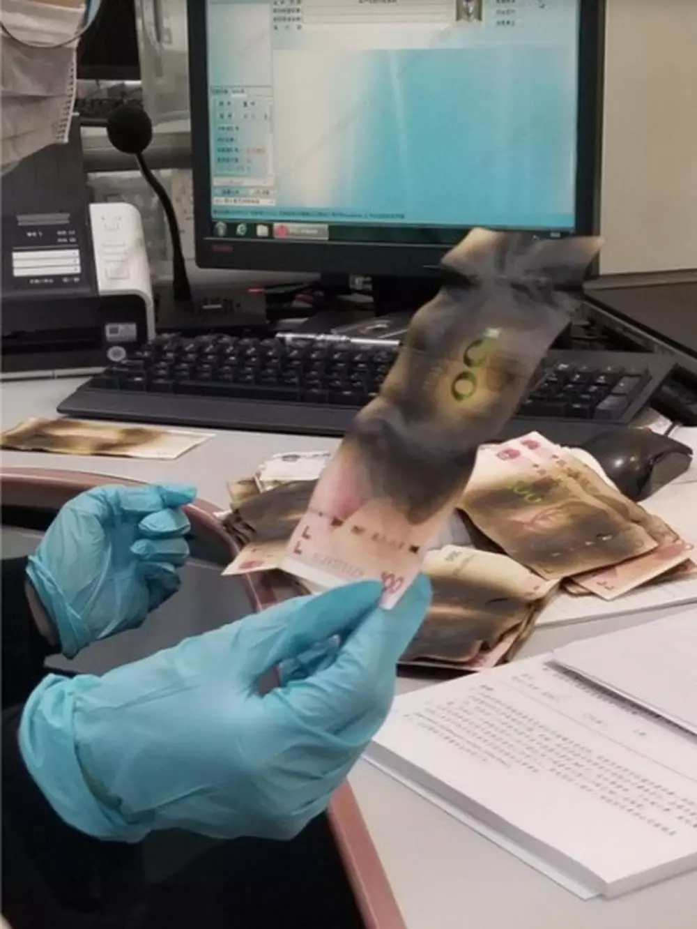 uang terbakar © 2020 Sin Chew Daily ; merdeka.com