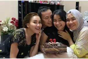 Ayu Ting Ting jahilin adiknya, reaksi sang ayah bikin kaget