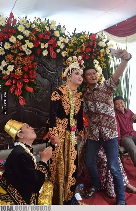 momen absurd pengantin di pelaminan © 2020 1cak.com momen absurd pengantin di pelaminan © 2020 1cak.com
