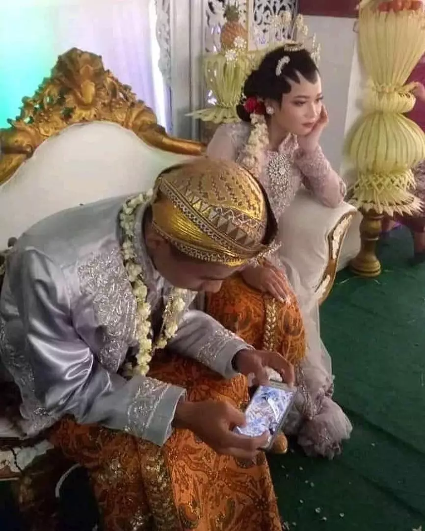 momen absurd pengantin di pelaminan © 2020 1cak.com momen absurd pengantin di pelaminan © 2020 1cak.com