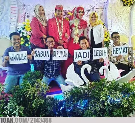 momen absurd pengantin di pelaminan © 2020 1cak.com momen absurd pengantin di pelaminan © 2020 1cak.com