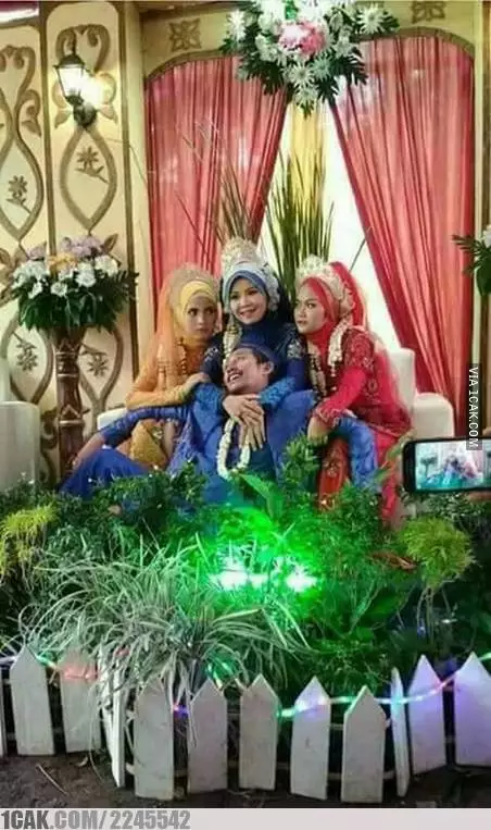 momen absurd pengantin di pelaminan © 2020 1cak.com momen absurd pengantin di pelaminan © 2020 1cak.com