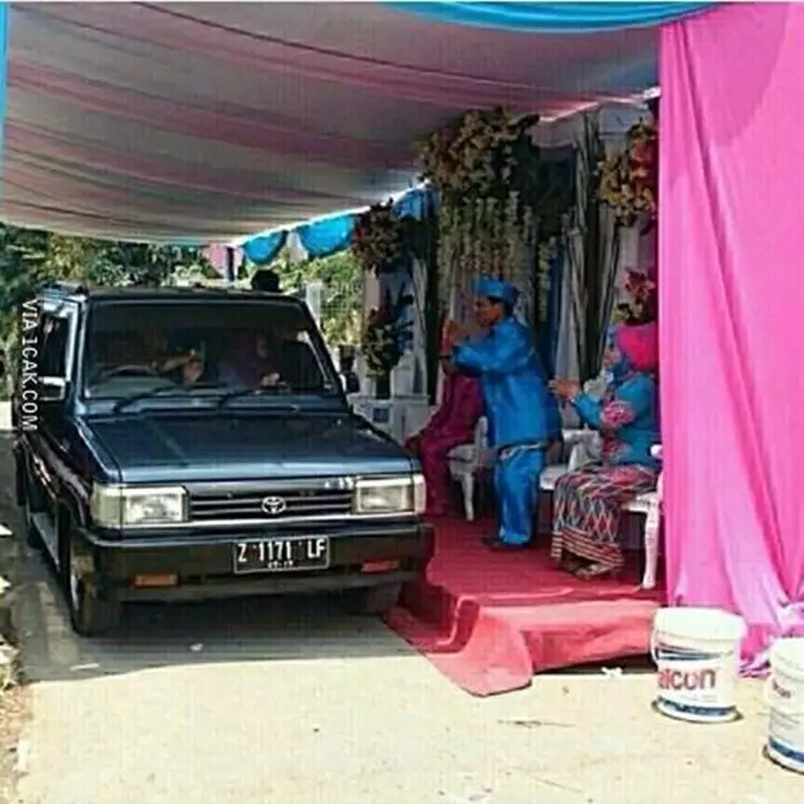 momen absurd pengantin di pelaminan © 2020 1cak.com momen absurd pengantin di pelaminan © 2020 1cak.com