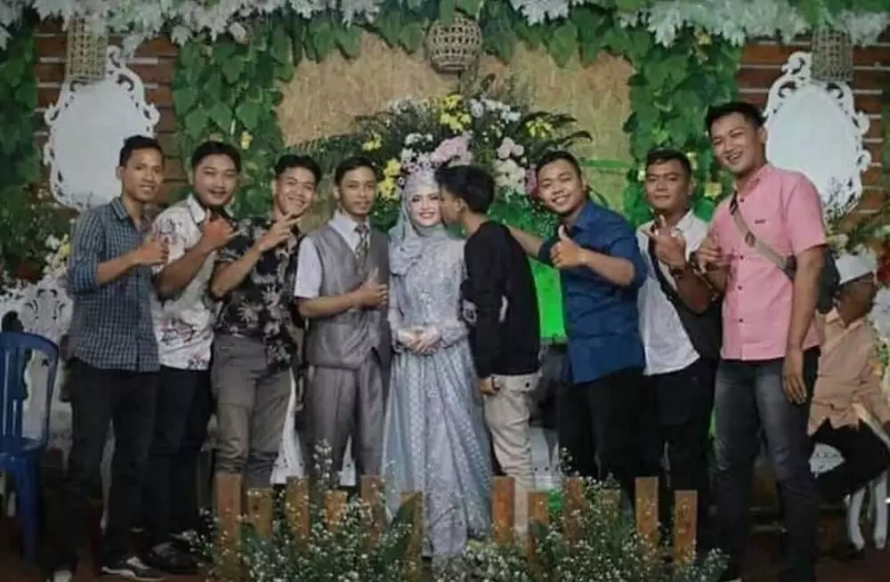 momen absurd pengantin di pelaminan © 2020 1cak.com momen absurd pengantin di pelaminan © 2020 1cak.com