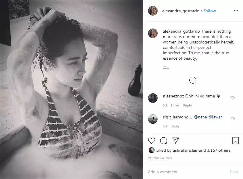 Cara unik 5 seleb tunjukkan percaya diri Instagram