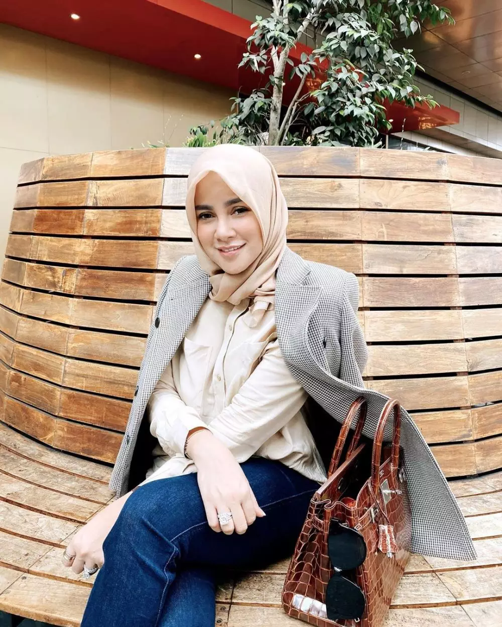 gangguan pendengaran seleb © 2020  Instagram/@ratnagalih ;  @shae_official gangguan pendengaran seleb © 2020  Instagram/@ratnagalih ;  @shae_official