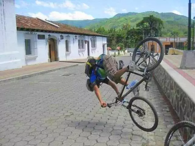 momen absurd saat bersepeda © 2020 1cak.com momen absurd saat bersepeda © 2020 1cak.com