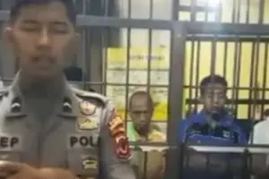 Video polisi imami salat para tahanan di balik jeruji ini bikin haru