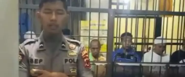 Video polisi imami salat para tahanan di balik jeruji ini bikin haru
