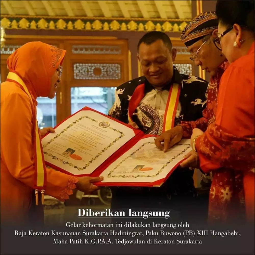 Tri Rismaharini terima gelar bangsawan berbagai sumber Tri Rismaharini terima gelar bangsawan berbagai sumber