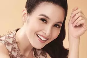 Nggak cuma jago makeup, 10 artis ini punya brand kosmetik