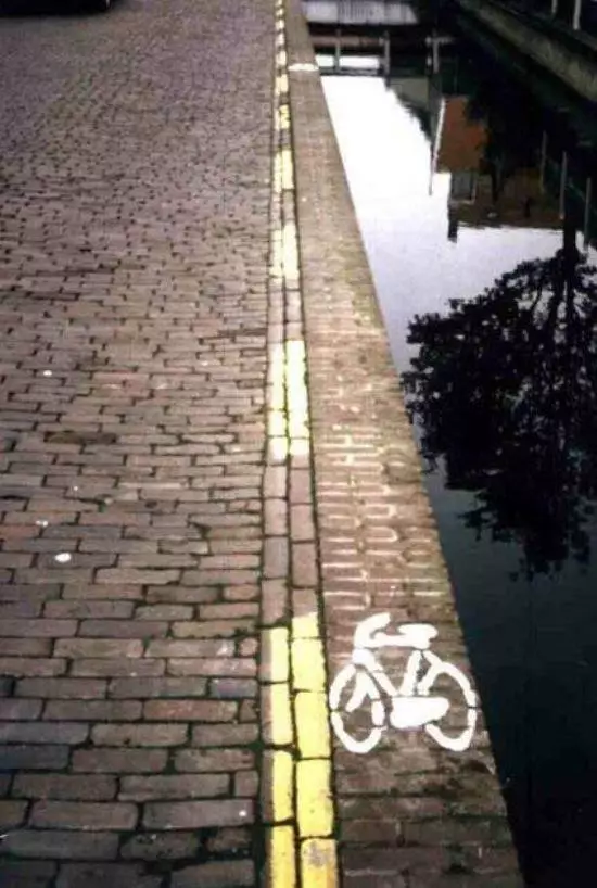 8 Desain jalur sepeda ini bikin gagal paham © 2020 facebook