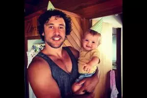 5 Tutorial parenting dari pria ini bikin kamu senyum geli