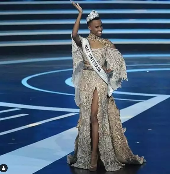 7 Gaya memukau Zozibini Tunzi kenakan busana buatan Anne Avantie berbagai sumber 7 Gaya memukau Zozibini Tunzi kenakan busana buatan Anne Avantie berbagai sumber