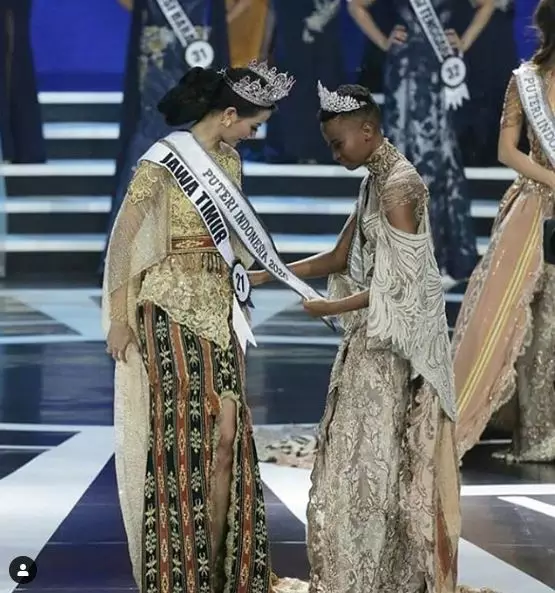 7 Gaya memukau Zozibini Tunzi kenakan busana buatan Anne Avantie berbagai sumber 7 Gaya memukau Zozibini Tunzi kenakan busana buatan Anne Avantie berbagai sumber