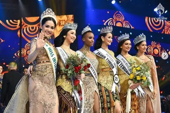 7 Gaya memukau Zozibini Tunzi kenakan busana buatan Anne Avantie berbagai sumber 7 Gaya memukau Zozibini Tunzi kenakan busana buatan Anne Avantie berbagai sumber