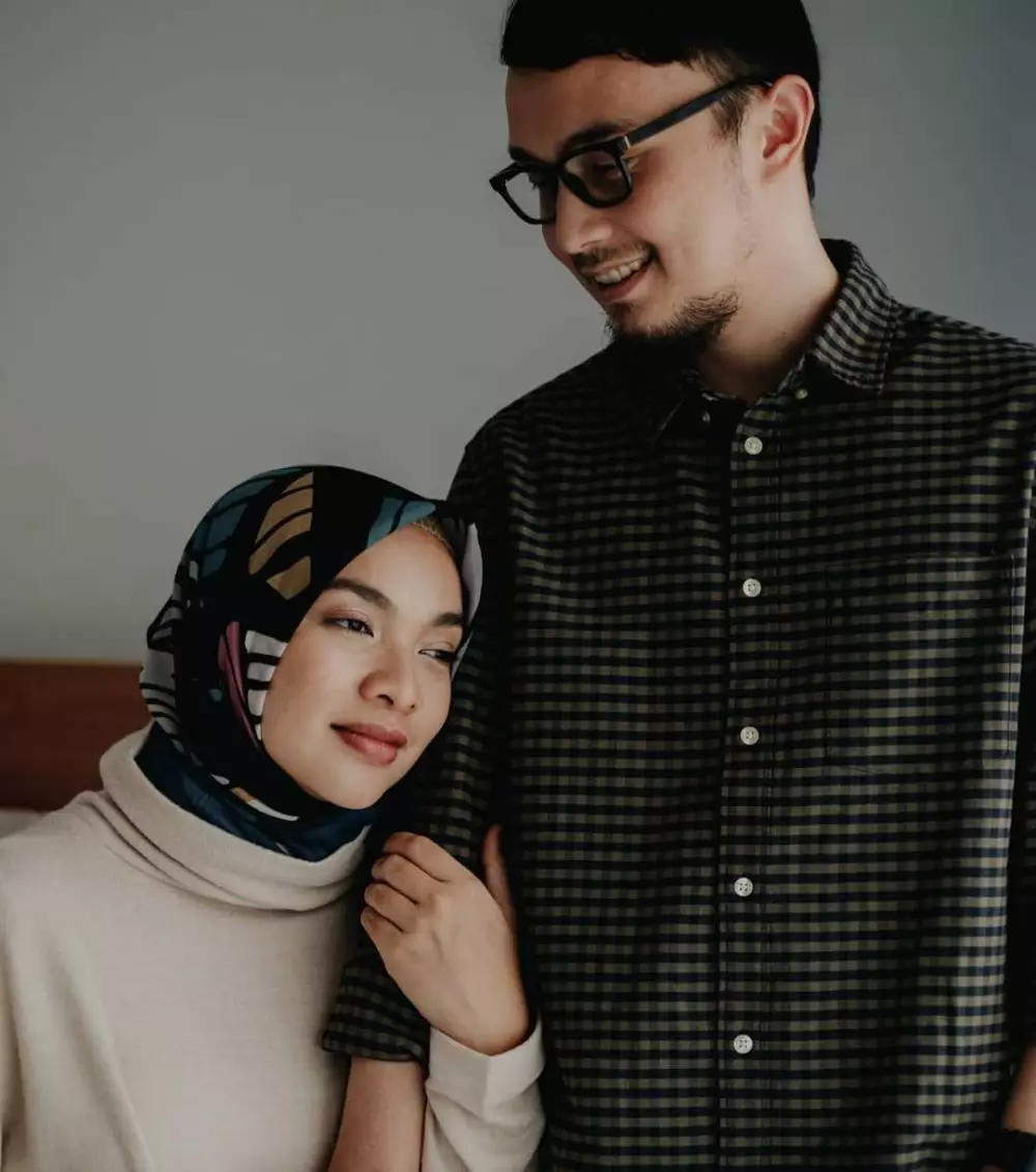 Momen Tika Bravani dan suami  Instagram