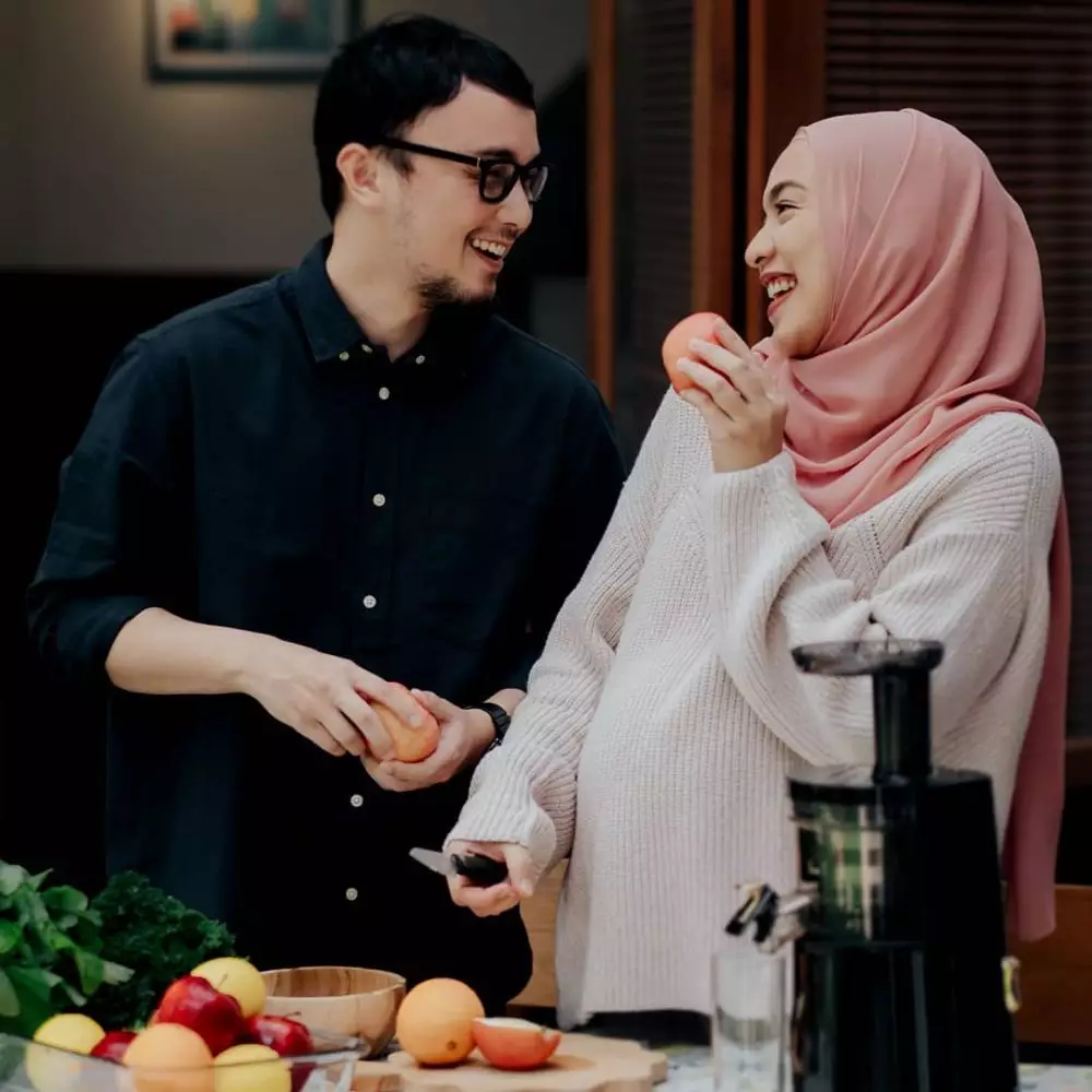 Momen Tika Bravani dan suami  Instagram