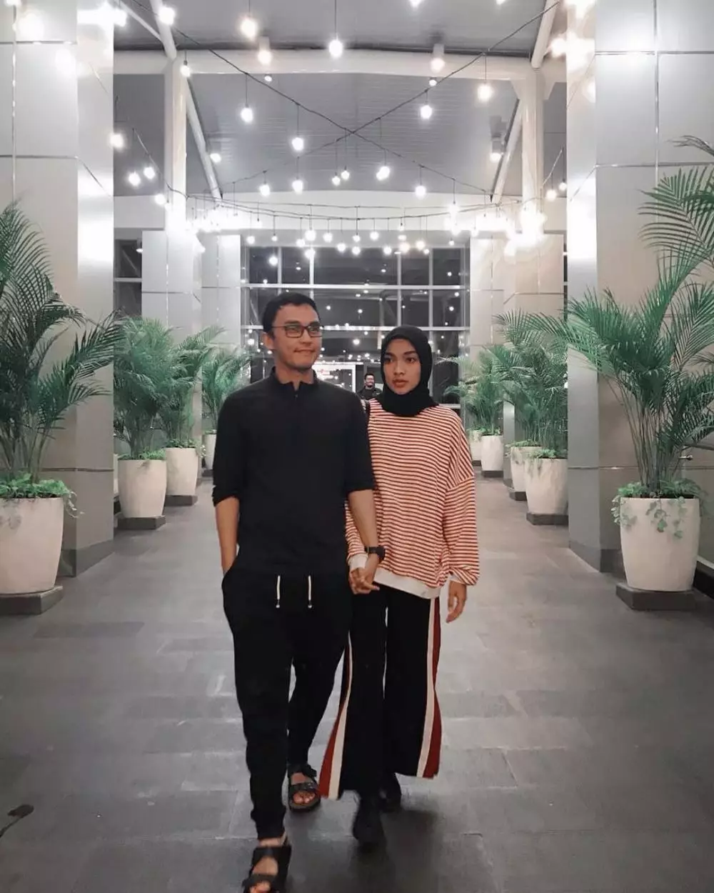 Momen Tika Bravani dan suami  Instagram