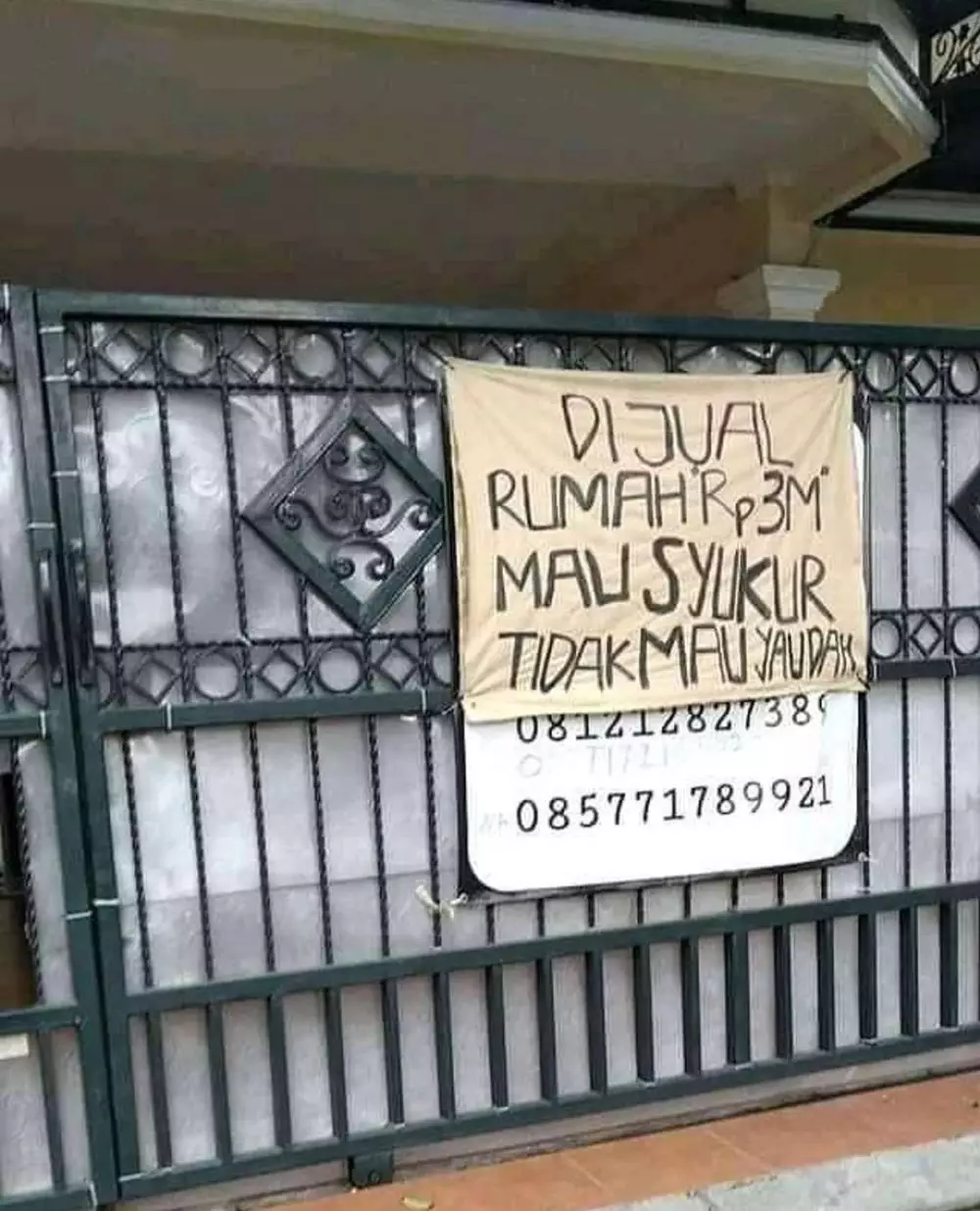 spanduk jual rumah absurdnya bikin mikir keras © 2020 1cak.com