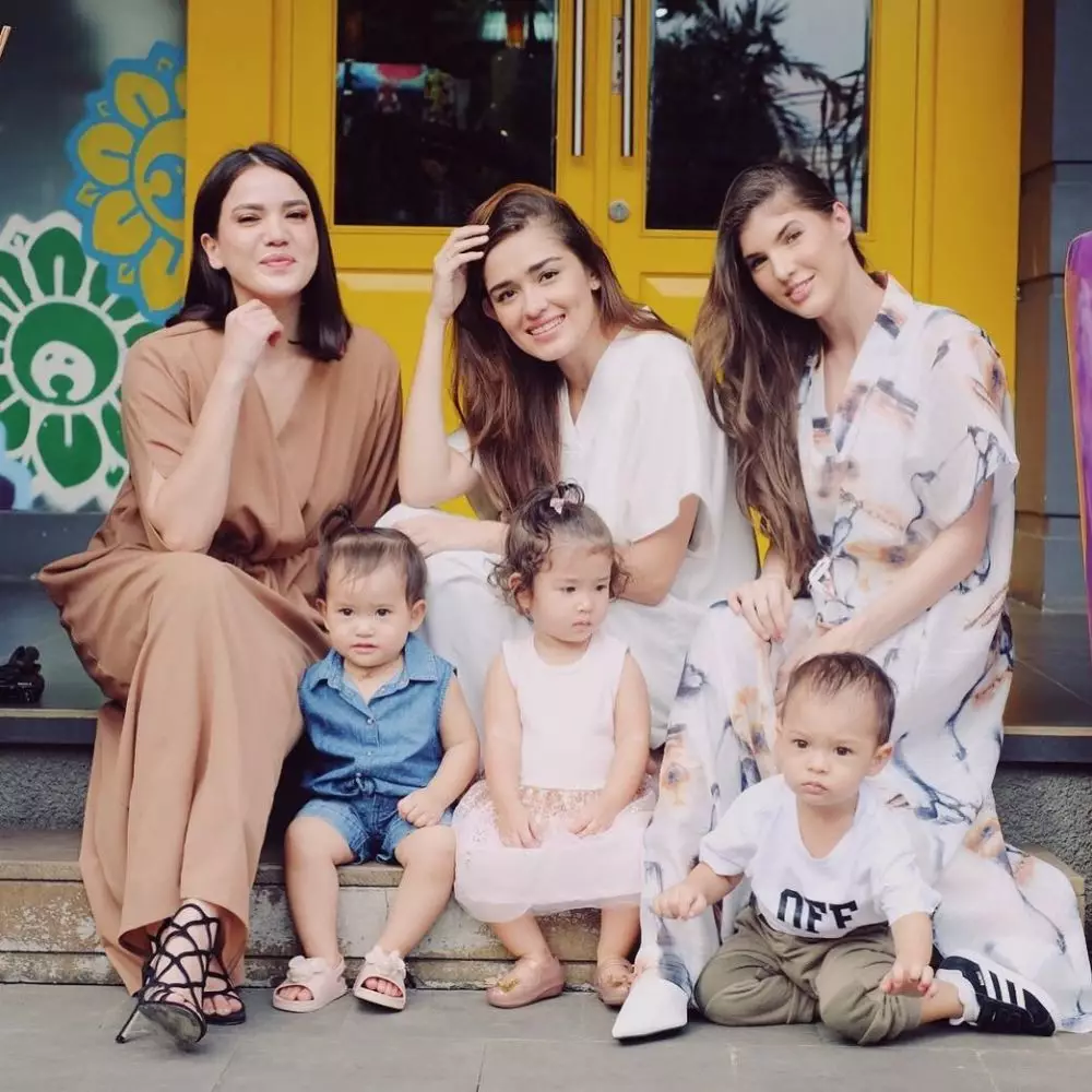 14 potret Local Mom Gang  Instagram