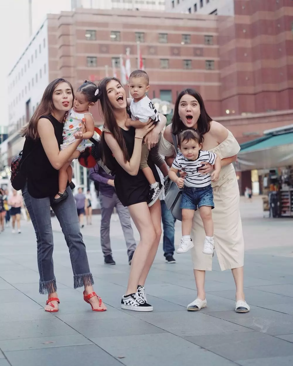 14 potret Local Mom Gang  Instagram