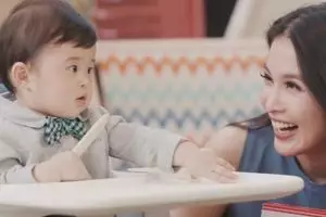 Potret gemas 12 anak seleb belajar makan hingga belepotan