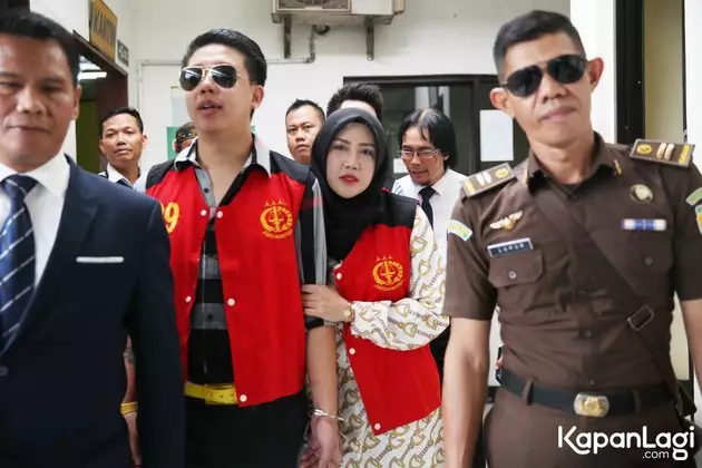 Potret Rey Utami berhijab © 2020 kapanlagi.com Potret Rey Utami berhijab © 2020 kapanlagi.com