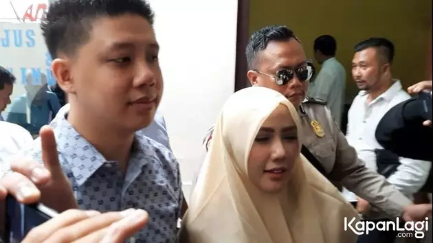 Potret Rey Utami berhijab © 2020 kapanlagi.com Potret Rey Utami berhijab © 2020 kapanlagi.com