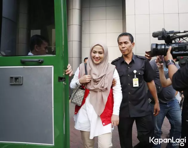 Potret Rey Utami berhijab © 2020 kapanlagi.com Potret Rey Utami berhijab © 2020 kapanlagi.com