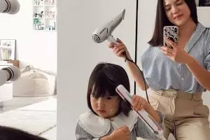 10 Aksi gemas Alita Naora, anak Alice Norin yang gemar dandan