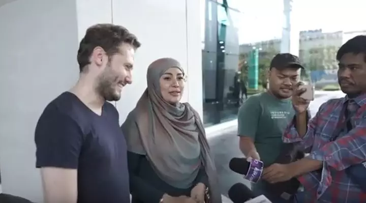 7 Momen Cinta Penelope & suami usai nikah, penuh kebahagiaan © 2020 brilio.net 7 Momen Cinta Penelope & suami usai nikah, penuh kebahagiaan © 2020 brilio.net