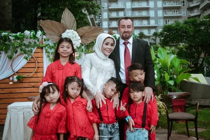 pernikahan ibu vicky prasetyo © 2020 brilio.net