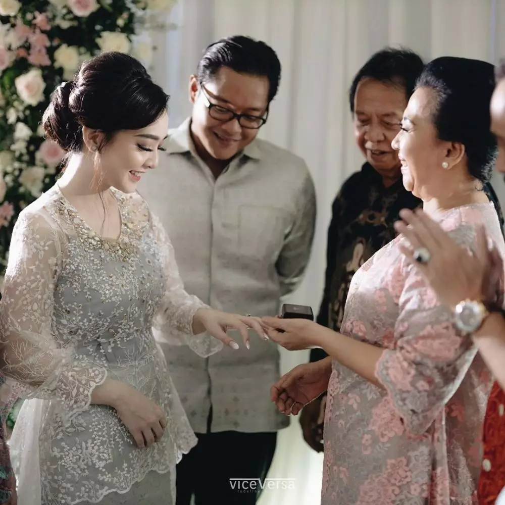 9 momen pertunangan astari budi Instagram