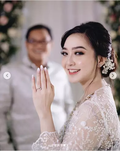 9 momen pertunangan astari budi Instagram