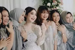 9 Momen tunangan beauty vlogger Astari Budi, senyumnya ngademin