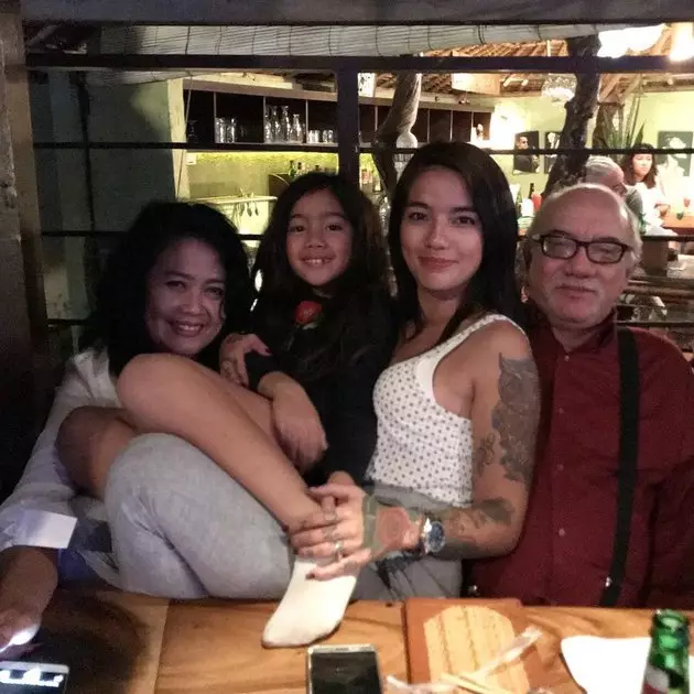 8 potret Sheila dan ayah instagram  8 potret Sheila dan ayah instagram