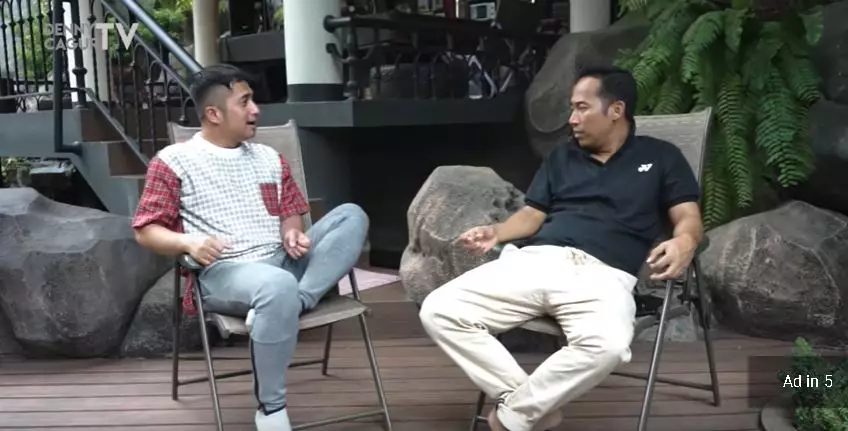 Irfan Hakim siapkan kain © 2020  Instagram/@irfanhakim75