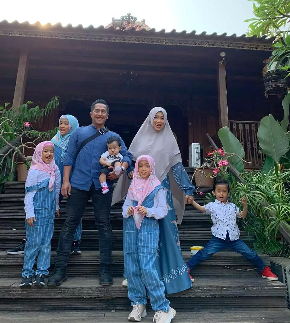 Irfan Hakim siapkan kain © 2020  Instagram/@irfanhakim75