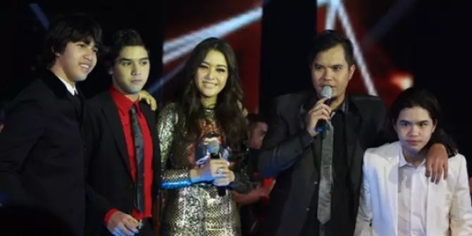 Momen kebersamaan Dhani dan Maia  berbagai sumber