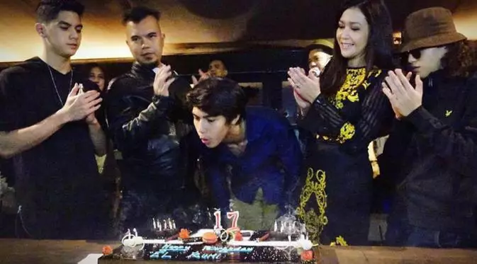 Momen kebersamaan Dhani dan Maia  berbagai sumber