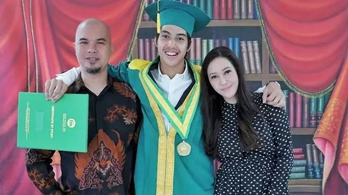 Momen kebersamaan Dhani dan Maia  berbagai sumber