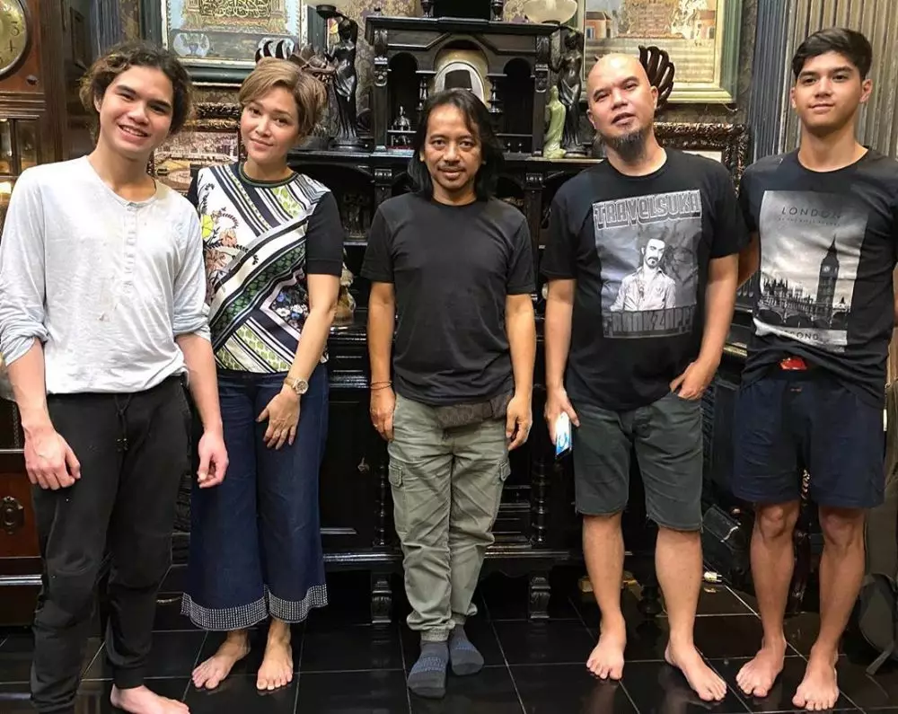 Momen kebersamaan Dhani dan Maia  berbagai sumber