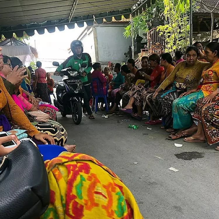 momen driver ojek online jadi photobomb © 2020 instagram.com