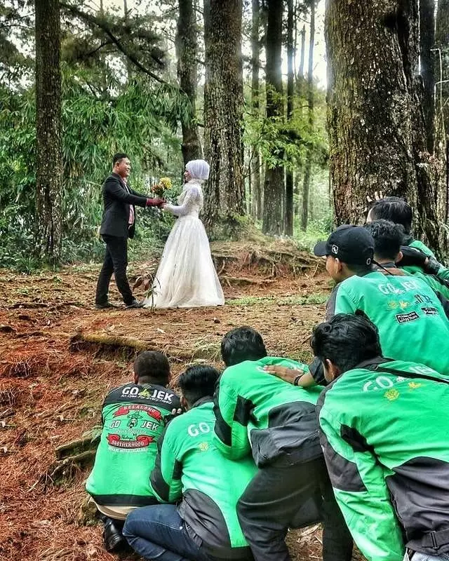 momen driver ojek online jadi photobomb © 2020 instagram.com