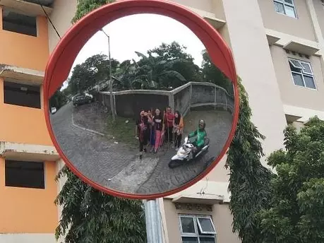 momen driver ojek online jadi photobomb © 2020 instagram.com