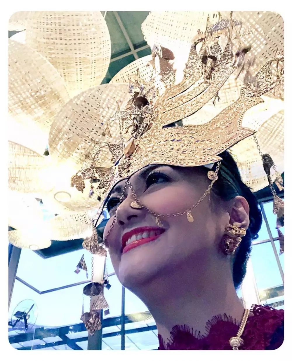 Bella Saphira pakai baju Batak instagram