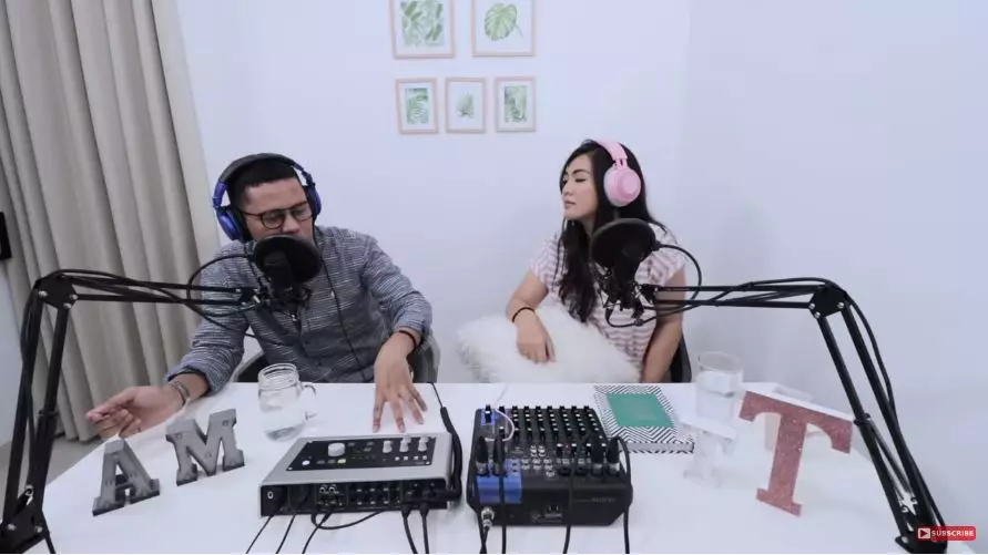 studio podcast seleb © 2020 brilio.net